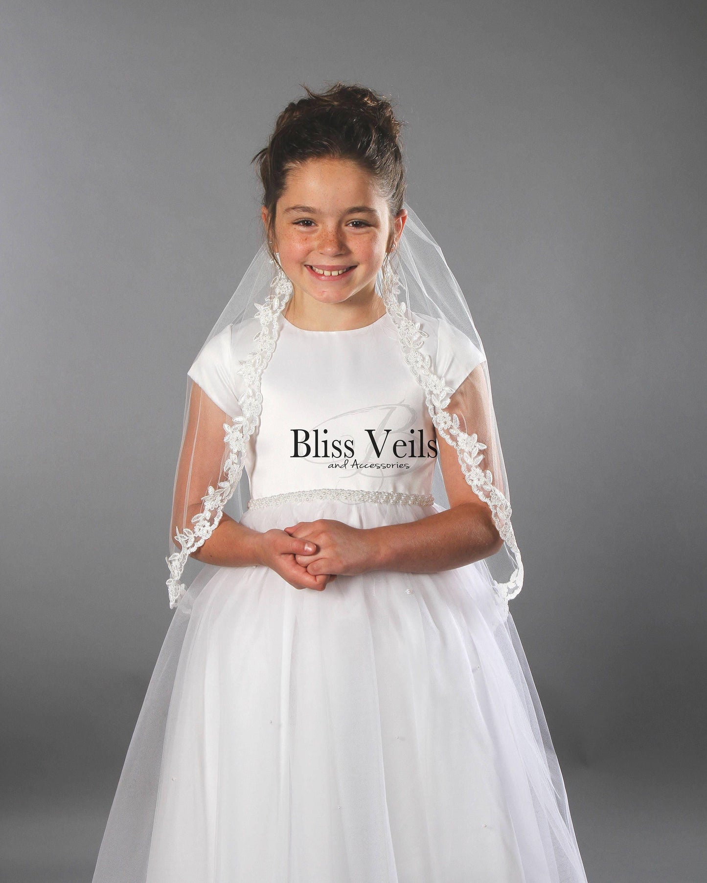One-layer First Communion veil with lace edge in soft tulle, available in soft white or bright white, for Catholic girls’ ceremonies.