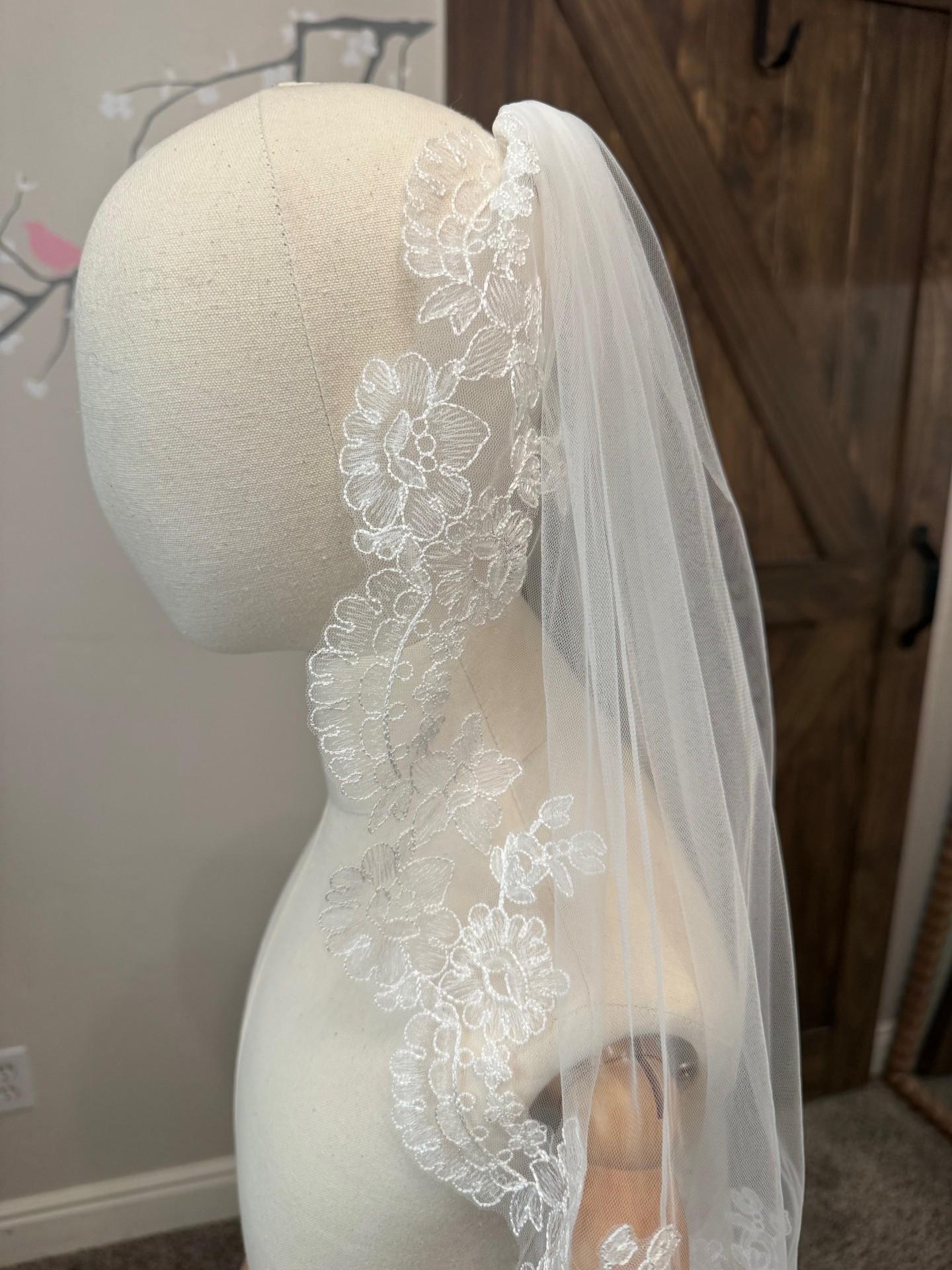 First Communion veil with scalloped lace edge in soft tulle, one-layer, available in bright white or soft white for girls